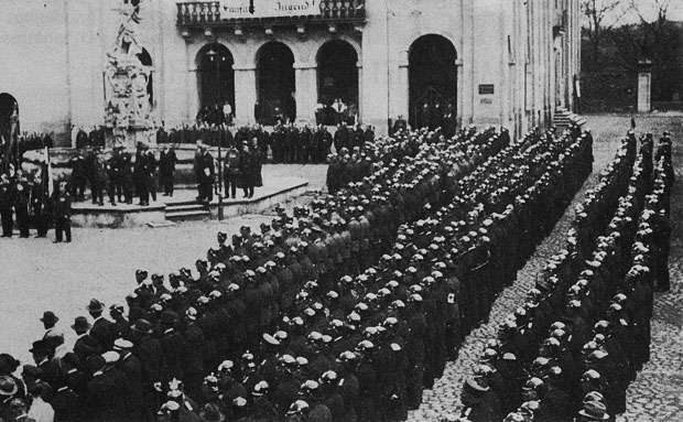 Auflösung des Nassauischen Feuerwehrverbandes 1934 auf dem Marktplatz in Weilburg anlässlich des Verbandstages a, 15. April 1934